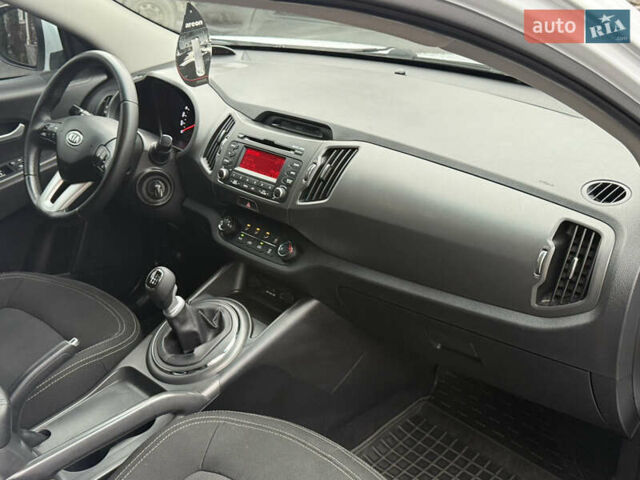 Білий Кіа Sportage, об'ємом двигуна 1.7 л та пробігом 98 тис. км за 13950 $, фото 46 на Automoto.ua