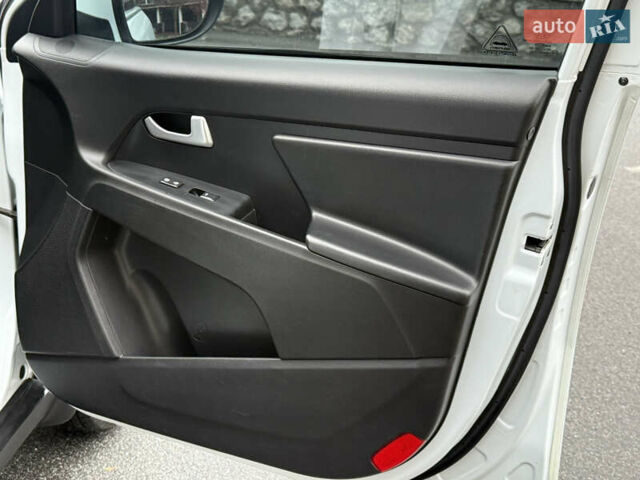 Білий Кіа Sportage, об'ємом двигуна 1.7 л та пробігом 98 тис. км за 13950 $, фото 45 на Automoto.ua