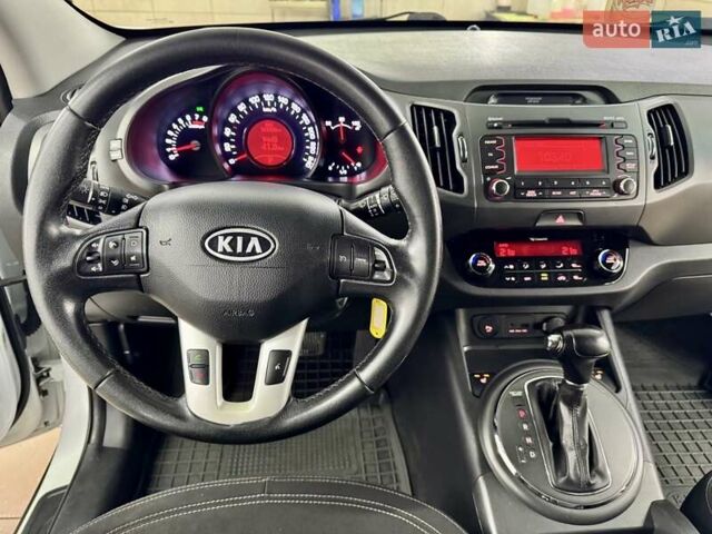 Білий Кіа Sportage, об'ємом двигуна 2 л та пробігом 161 тис. км за 11499 $, фото 36 на Automoto.ua
