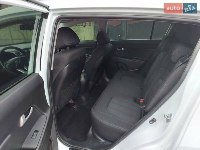 Белый Киа Sportage, объемом двигателя 1.69 л и пробегом 170 тыс. км за 11999 $, фото 2 на Automoto.ua