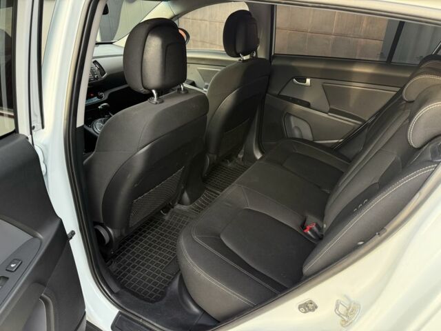 Білий Кіа Sportage, об'ємом двигуна 2 л та пробігом 161 тис. км за 10900 $, фото 16 на Automoto.ua