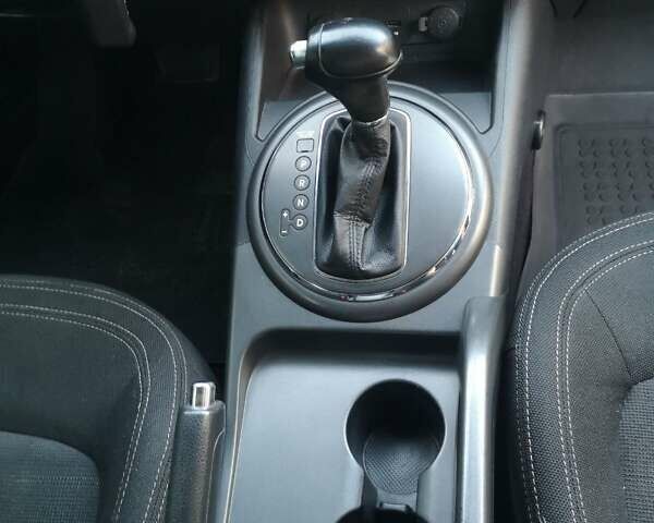 Білий Кіа Sportage, об'ємом двигуна 2 л та пробігом 198 тис. км за 12900 $, фото 20 на Automoto.ua