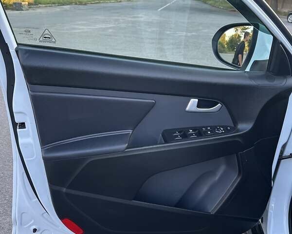 Білий Кіа Sportage, об'ємом двигуна 2 л та пробігом 156 тис. км за 13700 $, фото 11 на Automoto.ua