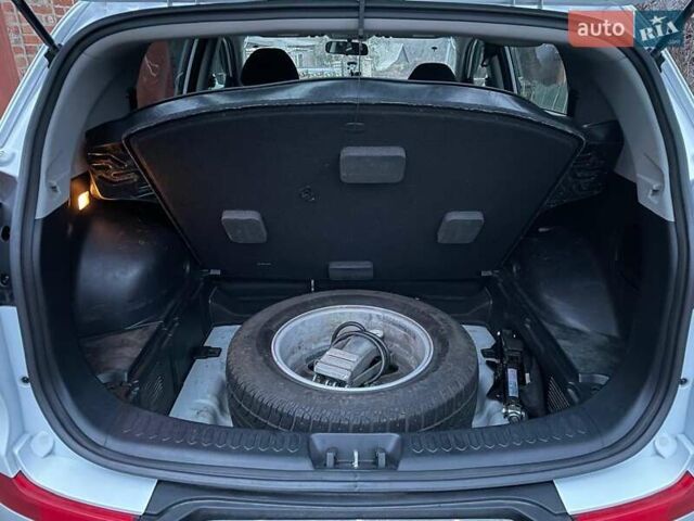 Белый Киа Sportage, объемом двигателя 1.69 л и пробегом 168 тыс. км за 12000 $, фото 9 на Automoto.ua