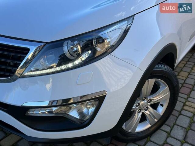 Білий Кіа Sportage, об'ємом двигуна 2 л та пробігом 223 тис. км за 14950 $, фото 59 на Automoto.ua