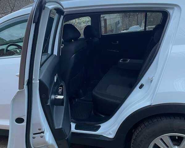 Белый Киа Sportage, объемом двигателя 1.69 л и пробегом 168 тыс. км за 12000 $, фото 6 на Automoto.ua