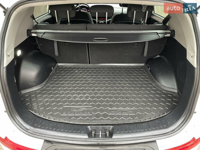 Білий Кіа Sportage, об'ємом двигуна 2 л та пробігом 234 тис. км за 13950 $, фото 27 на Automoto.ua