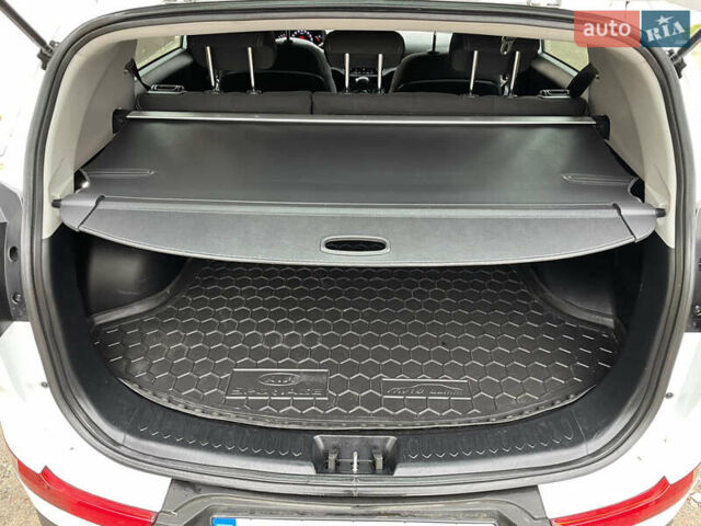 Білий Кіа Sportage, об'ємом двигуна 2 л та пробігом 234 тис. км за 13950 $, фото 28 на Automoto.ua