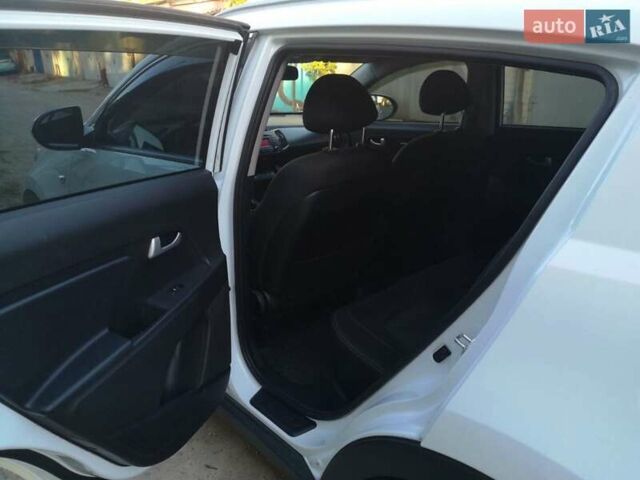 Білий Кіа Sportage, об'ємом двигуна 2 л та пробігом 198 тис. км за 12900 $, фото 7 на Automoto.ua