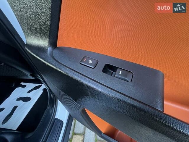 Білий Кіа Sportage, об'ємом двигуна 2 л та пробігом 223 тис. км за 14950 $, фото 107 на Automoto.ua
