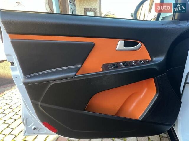 Білий Кіа Sportage, об'ємом двигуна 2 л та пробігом 223 тис. км за 14950 $, фото 98 на Automoto.ua