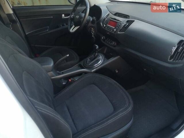 Білий Кіа Sportage, об'ємом двигуна 2 л та пробігом 198 тис. км за 12900 $, фото 17 на Automoto.ua