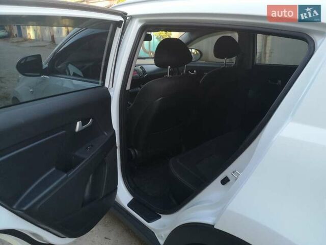 Білий Кіа Sportage, об'ємом двигуна 2 л та пробігом 198 тис. км за 12900 $, фото 19 на Automoto.ua