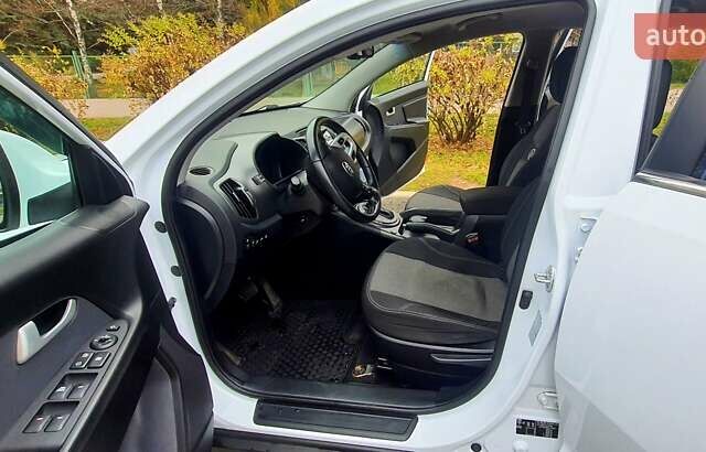 Білий Кіа Sportage, об'ємом двигуна 2 л та пробігом 102 тис. км за 14700 $, фото 17 на Automoto.ua