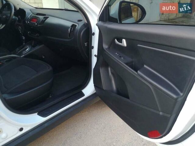 Білий Кіа Sportage, об'ємом двигуна 2 л та пробігом 198 тис. км за 12900 $, фото 5 на Automoto.ua