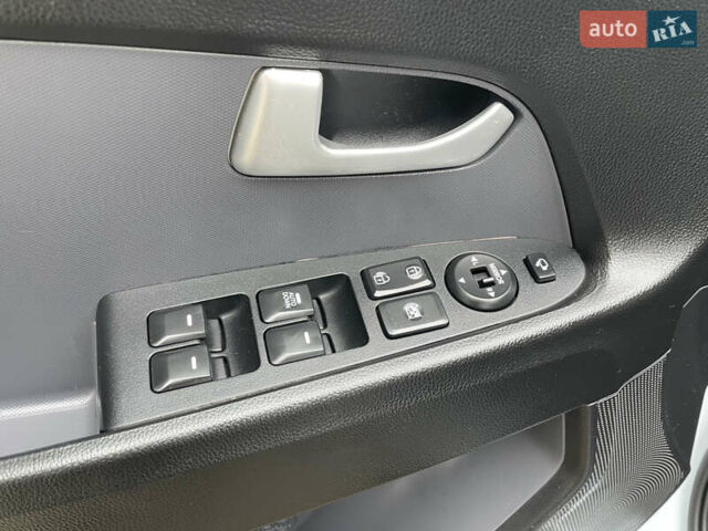 Білий Кіа Sportage, об'ємом двигуна 2 л та пробігом 234 тис. км за 13950 $, фото 22 на Automoto.ua