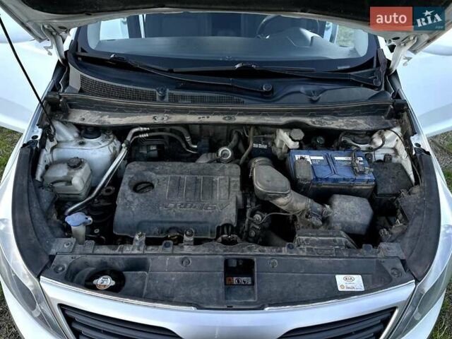 Белый Киа Sportage, объемом двигателя 1.69 л и пробегом 222 тыс. км за 12000 $, фото 2 на Automoto.ua