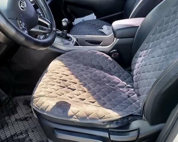 Белый Киа Sportage, объемом двигателя 2 л и пробегом 198 тыс. км за 14200 $, фото 5 на Automoto.ua