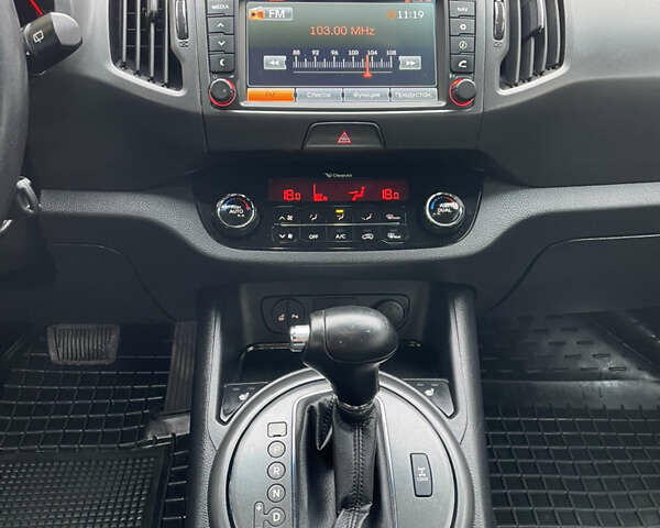 Білий Кіа Sportage, об'ємом двигуна 2 л та пробігом 234 тис. км за 13950 $, фото 9 на Automoto.ua