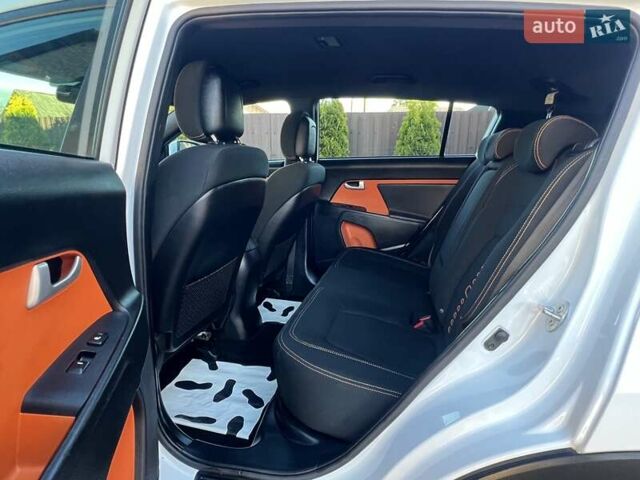 Білий Кіа Sportage, об'ємом двигуна 2 л та пробігом 223 тис. км за 14950 $, фото 101 на Automoto.ua