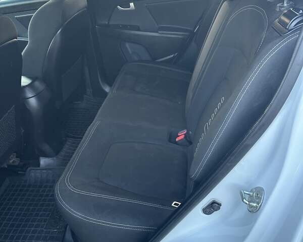 Білий Кіа Sportage, об'ємом двигуна 2 л та пробігом 156 тис. км за 13700 $, фото 13 на Automoto.ua