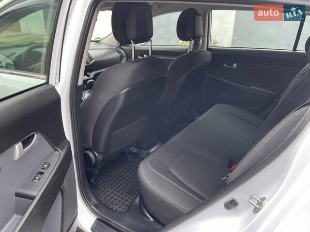 Білий Кіа Sportage, об'ємом двигуна 2 л та пробігом 234 тис. км за 13950 $, фото 24 на Automoto.ua