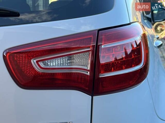 Білий Кіа Sportage, об'ємом двигуна 2 л та пробігом 223 тис. км за 14950 $, фото 39 на Automoto.ua