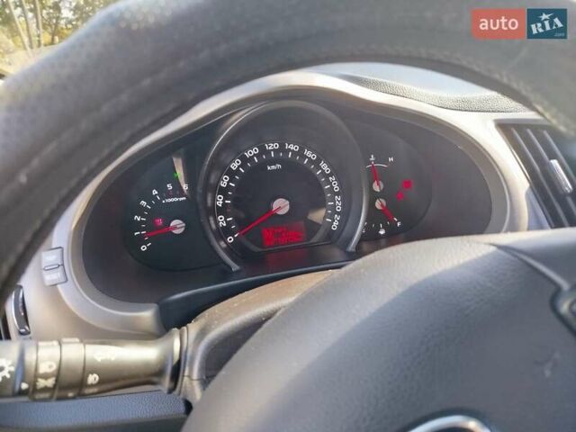 Белый Киа Sportage, объемом двигателя 2 л и пробегом 198 тыс. км за 14200 $, фото 2 на Automoto.ua
