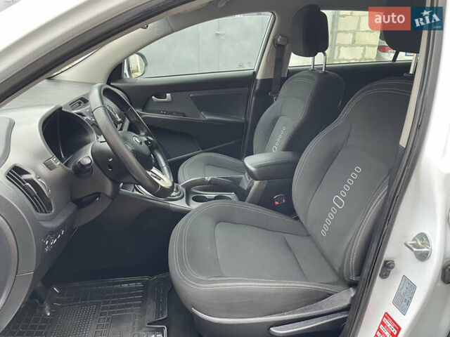 Білий Кіа Sportage, об'ємом двигуна 2 л та пробігом 234 тис. км за 13950 $, фото 23 на Automoto.ua
