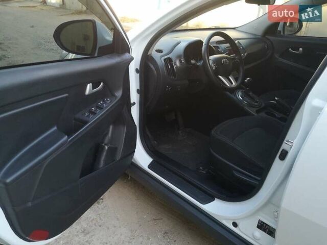 Білий Кіа Sportage, об'ємом двигуна 2 л та пробігом 198 тис. км за 12900 $, фото 23 на Automoto.ua
