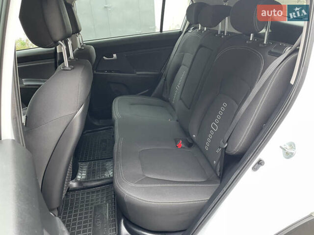 Білий Кіа Sportage, об'ємом двигуна 2 л та пробігом 234 тис. км за 13950 $, фото 25 на Automoto.ua