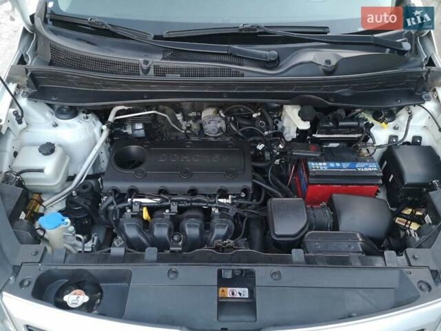 Білий Кіа Sportage, об'ємом двигуна 2 л та пробігом 198 тис. км за 12900 $, фото 21 на Automoto.ua