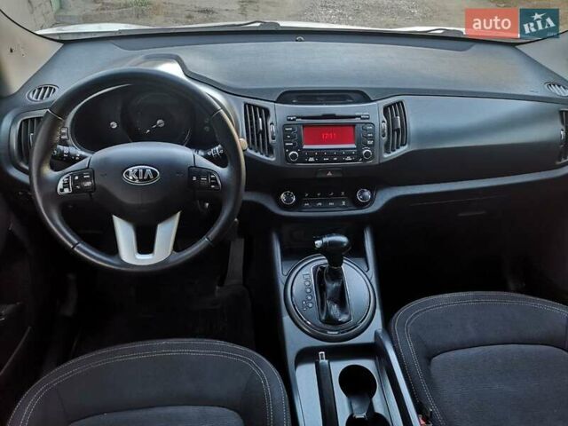 Білий Кіа Sportage, об'ємом двигуна 2 л та пробігом 198 тис. км за 12900 $, фото 14 на Automoto.ua