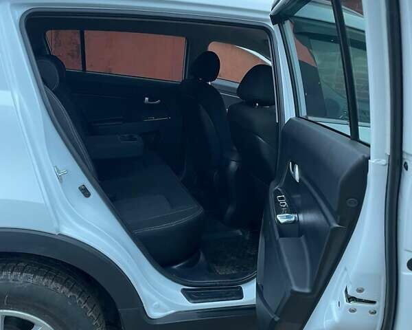 Белый Киа Sportage, объемом двигателя 1.69 л и пробегом 168 тыс. км за 12000 $, фото 7 на Automoto.ua