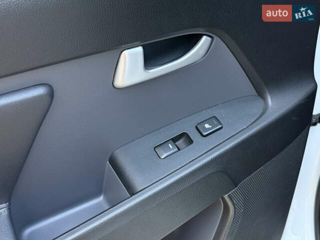 Киа Sportage 2013 в Одессе на Automoto.ua Белый Киа Sportage, объемом двигателя 2 л и пробегом 143 тыс. км за 12999 $, фото 8 на Automoto.ua