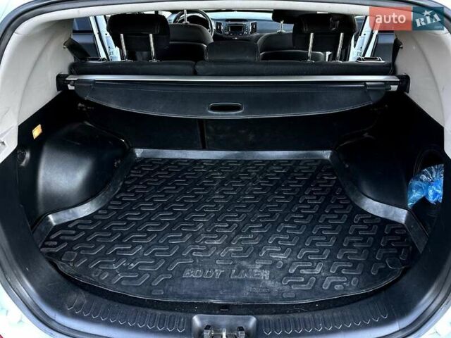 Белый Киа Sportage, объемом двигателя 1.69 л и пробегом 222 тыс. км за 12000 $, фото 5 на Automoto.ua