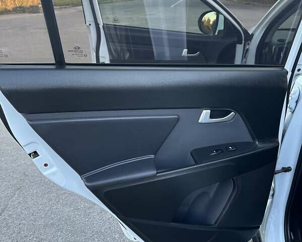 Білий Кіа Sportage, об'ємом двигуна 2 л та пробігом 156 тис. км за 13700 $, фото 15 на Automoto.ua