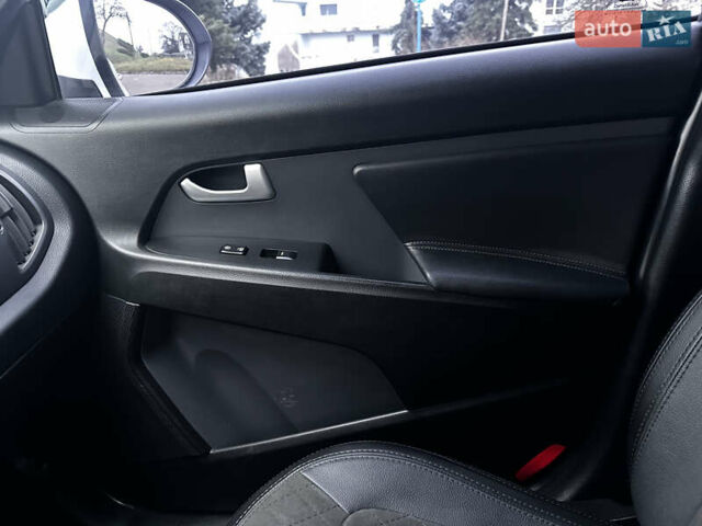 Белый Киа Sportage, объемом двигателя 2 л и пробегом 179 тыс. км за 13000 $, фото 7 на Automoto.ua