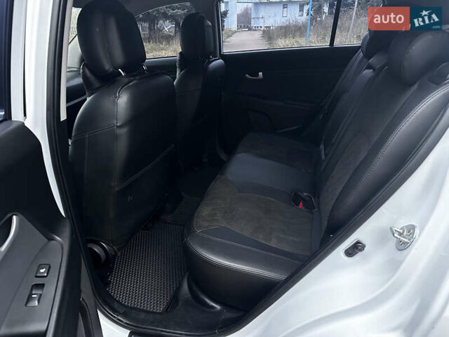 Белый Киа Sportage, объемом двигателя 2 л и пробегом 179 тыс. км за 13000 $, фото 2 на Automoto.ua
