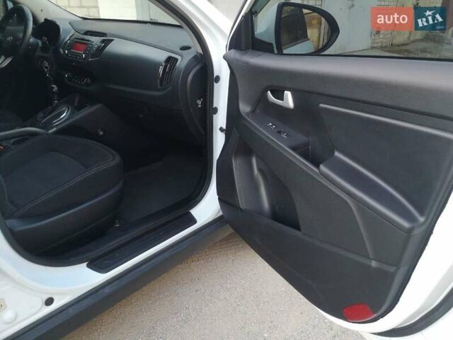 Білий Кіа Sportage, об'ємом двигуна 2 л та пробігом 198 тис. км за 12900 $, фото 18 на Automoto.ua