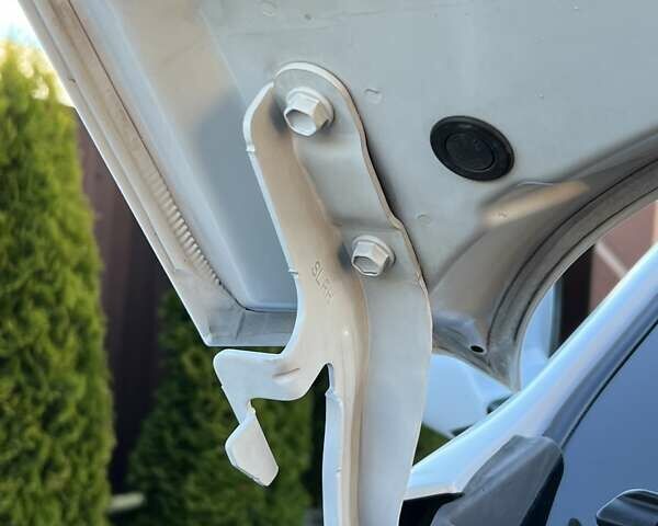 Білий Кіа Sportage, об'ємом двигуна 2 л та пробігом 223 тис. км за 14950 $, фото 121 на Automoto.ua