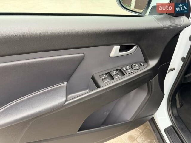 Белый Киа Sportage, объемом двигателя 2 л и пробегом 191 тыс. км за 15850 $, фото 22 на Automoto.ua