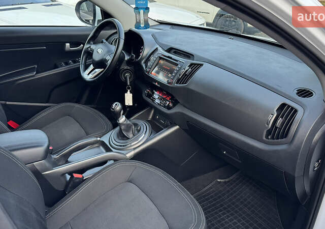 Белый Киа Sportage, объемом двигателя 1.7 л и пробегом 219 тыс. км за 12999 $, фото 16 на Automoto.ua