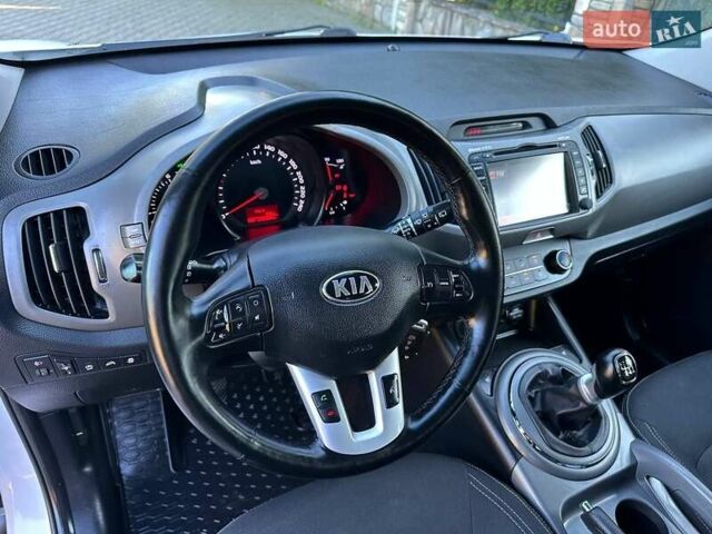 Білий Кіа Sportage, об'ємом двигуна 1.59 л та пробігом 219 тис. км за 12900 $, фото 89 на Automoto.ua
