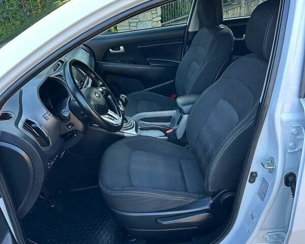 Білий Кіа Sportage, об'ємом двигуна 1.59 л та пробігом 219 тис. км за 12900 $, фото 86 на Automoto.ua