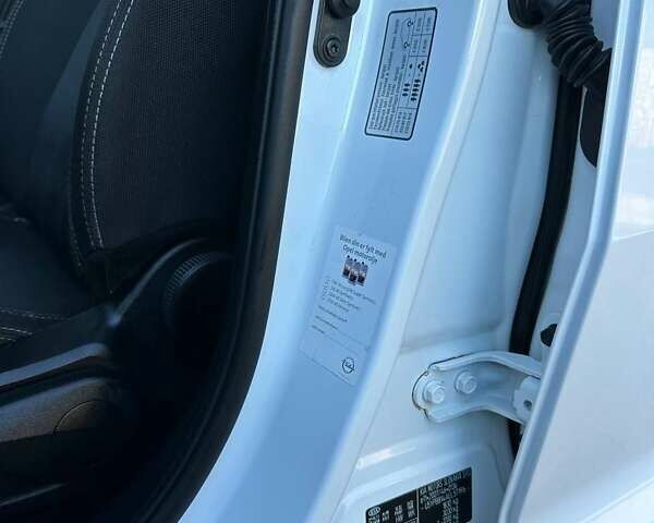 Білий Кіа Sportage, об'ємом двигуна 1.59 л та пробігом 219 тис. км за 12900 $, фото 39 на Automoto.ua