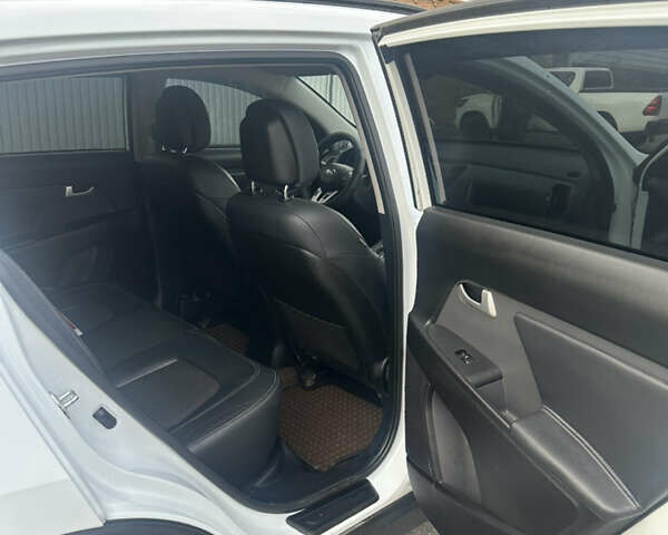 Белый Киа Sportage, объемом двигателя 2 л и пробегом 216 тыс. км за 15750 $, фото 7 на Automoto.ua