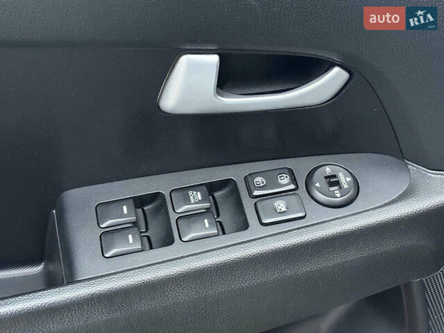 Белый Киа Sportage, объемом двигателя 2 л и пробегом 127 тыс. км за 14690 $, фото 15 на Automoto.ua