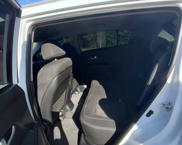 Белый Киа Sportage, объемом двигателя 1.7 л и пробегом 243 тыс. км за 13200 $, фото 12 на Automoto.ua