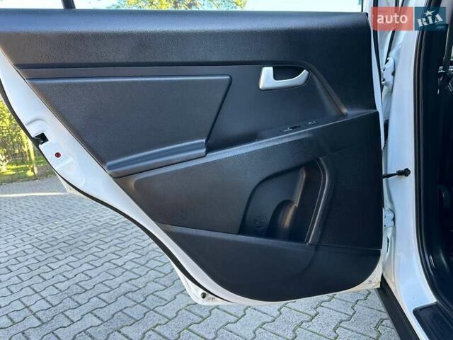 Білий Кіа Sportage, об'ємом двигуна 1.59 л та пробігом 219 тис. км за 12900 $, фото 206 на Automoto.ua